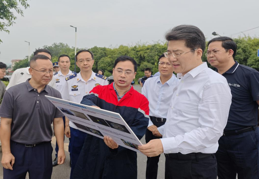 成都市委常委、市政府常務(wù)副市長(zhǎng)曹俊杰等領(lǐng)導(dǎo)到成都西部呈祥化工物流公司調(diào)研